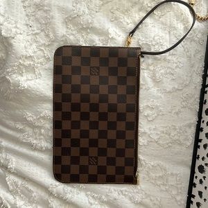 Louis Vuttion Neverfull pouch